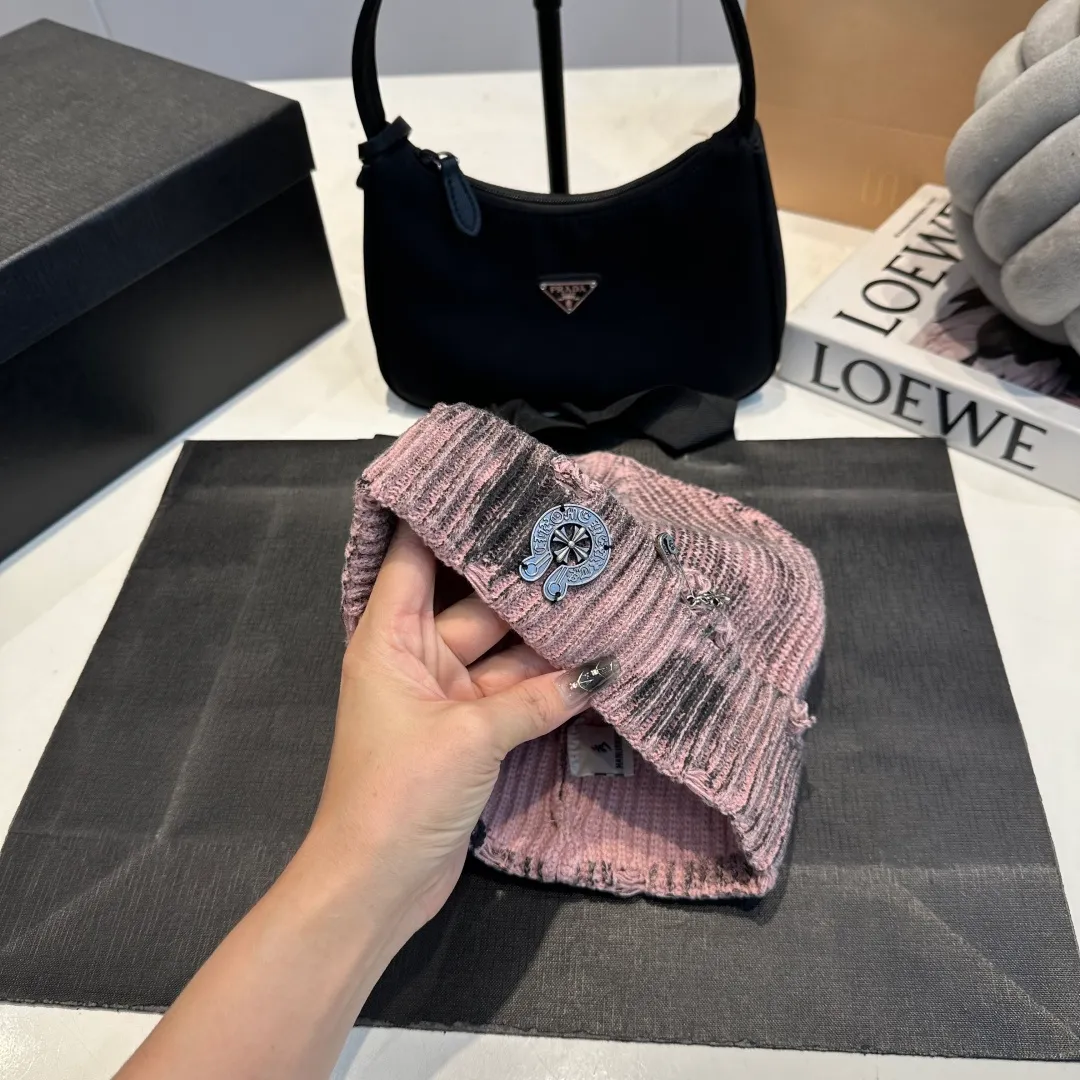 P60 Crow Heart Autumn and Winter Wool Knitted Beanie This must be the favorite of minimalism. It is clean, neat, fashionable and versatile, and will definitely not be picky about your face shape! A fashionable classic that lasts forever! Fashionable black and white can be purchased together